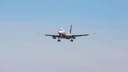 Un Airbus A320-200 s'approche de l'aéroport&nbsp;&nbsp;John F. Kennedy de New York, en 2019. (NICOLAS ECONOMOU / NURPHOTO / AFP)