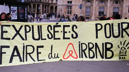 Manifestation contre les expulsions après la fin de la trêve hivernale à Paris, le 31 mars 2018.&nbsp; (MAXPPP)