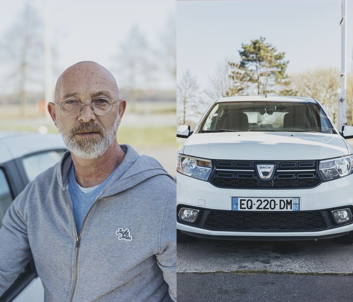 Alain et sa voiture, à&nbsp;la station-service Netto de Courrières (Pas-de-Calais), le 9 mars 2022. (PIERRE MOREL / FRANCEINFO)