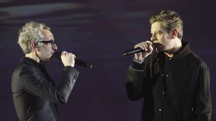 Vincent Delerm (à gauche) et Benjamin Biolay aux Victoires de la Musique, au Zénith de Paris, le 10 &nbsp;février 2017. (THOMAS SAMSON / AFP)