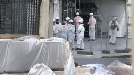 Certains riverains du quartier de Notre-Dame de Paris dénoncent un manque d'informations autour de la contamination au plomb qui a suivi l'incendie. (BENOIT HASSE / MAXPPP)