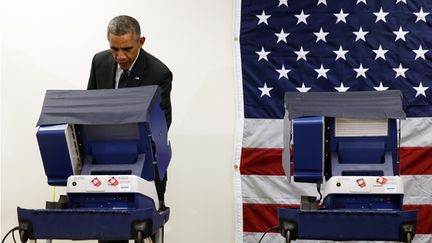 &nbsp; (Barack Obama vote par anticipation pour les élections législatives de mi-mandat © Reuters-Kevin Lamarque)