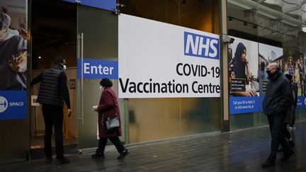 Un centre de vaccination dans un centre commercial de Londres (Royaume-Uni), le 15 février 2021.&nbsp; (TOLGA AKMEN / AFP)