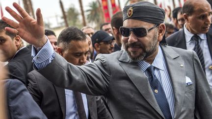 Le roi du Maroc Mohamed VI arrive pour l'inauguration de la gare Agdal de la capitale Rabat pour la nouvelle ligne LGV, le 17 novembre 2018. (FADEL SENNA / AFP)