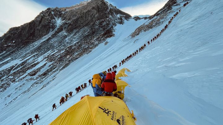 Des alpinistes lors de l'ascension du mont Everest au Népal, le 31 mai 2021. (LAKPA SHERPA / AFP)