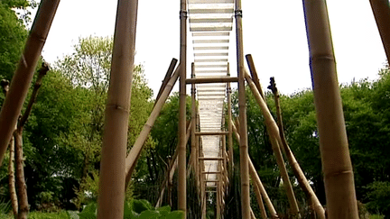 "Déviation" de Daniel Buren au jardin de Lanrivain (Côtes d'Armor)
 (France3 / Culturebox)