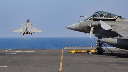 Un avion Rafale décolle du porte-avions "Charles-de-Gaulle", le 19 décembre 2022 dans le canal de Suez (Egypte). (LUDOVIC MARIN / AFP)