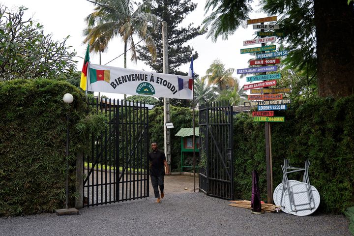 L'entrée principale de l'hôtel et du ressort "Village Noah", propriété du chanteur français et ancien joueur de tennis professionnel Yannick Noah, à Yaoundé.&nbsp; (LUDOVIC MARIN / AFP)