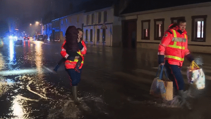 Inondations dans le Pas-de-Calais : à Neuville-sous-Montreuil, les habitants se préparent à une nouvelle nuit compliquée (France 2)