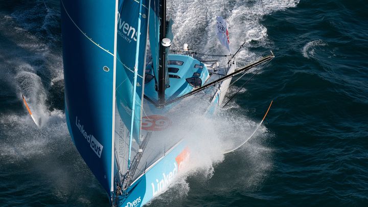 Dimanche 8 novembre 2020, 14h20, au large des Sables d'Olonne, les 33 bateaux et skippers du Vendée Globe se lancent pour un tour du monde à la voile, en solitaire et sans escale. Sur la photo, le bateau LINKEDOUT, skipper Thomas Ruyant. Un départ sans public pour cause de crise sanitaire et de confinement.&nbsp;
 (DAVID ADEMAS / MAXPPP)