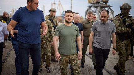 Le président ukrainien, Volodymyr Zelensky, au port de Tchornomorsk (Ukraine), sur la mer Noire, le 29 juillet 2022. (UKRAINIAN PRESIDENCY/HANDOUT / ANADOLU AGENCY / AFP)