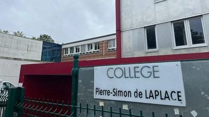 La devanture du collège Pierre-Simon de Laplace, où le principal Stéphane Vitel a été retrouvé inanimé le 11 août 2023. (LÉA DUBOST / FRANCE BLEU NORMANDIE)