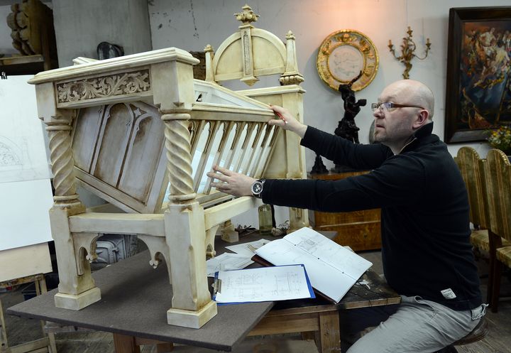 Dariusz Bergier, un menuisier polonais, a r&eacute;alis&eacute; un berceau d'inspiration gothique pour William et Kate, le 13 juin 2013, &agrave; Lodz (Pologne). (JANEK SKARZYNSKI / AFP)