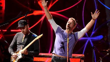 Jonny Buckland et Chris Martin lors d'un concert en Californie, le 6 octobre 2017. (KEVIN WINTER / GETTY IMAGES NORTH AMERICA / AFP)