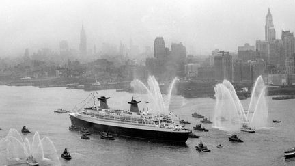 Au terme de sa première traversée de l'Atlantique, le paquebot France arrive à New-York, novembre 1962.
 (STAFF / AFP)