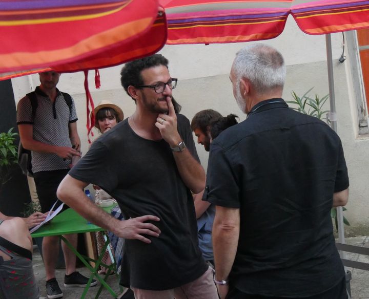 Vincent Dedienne discutant avec son public après la première du spectacle à Avignon le 7 juillet.
 (Lorenzo Ciavarini Azzi/Culturebox)