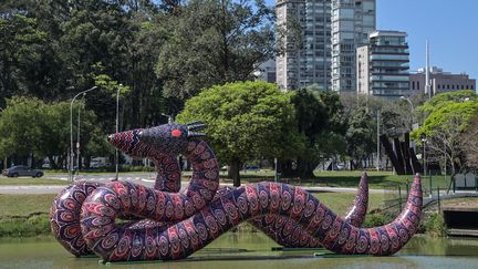 Une oeuvre de l'artiste brésilien indigène Jaider Esbell à la Biennale d'art contemporain de São Paulo (2 septembre 2021) (NELSON ALMEIDA / AFP)