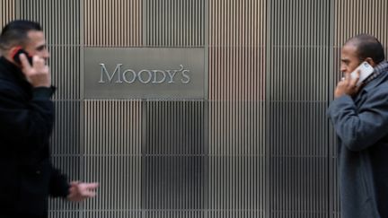 L'agence Moody's devrait annoncer, le 19 septembre 2014,&nbsp;la d&eacute;gradation de la note fran&ccedil;aise de Aa1 &agrave; Aa2, selon "L'Opinion".&nbsp; (CEM OZDEL / ANADOLU AGENCY / AFP)