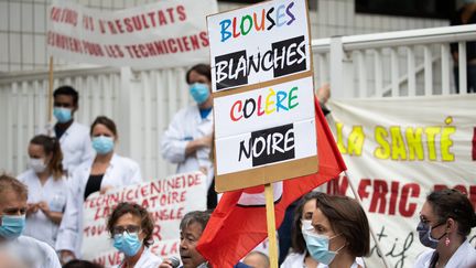 Manifestation le 18 juin 2020 devant l'hopital Robert Debré des personnels soignants à l'appel de syndicats et de collectifs hospitaliers. (CHRISTOPHE MORIN / MAXPPP)