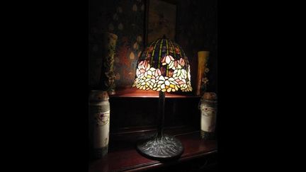 Lampe en pâte de verre cloisonnée de l&#039;Américain Louis-Comfort Tiffany
 (Corinne Jeammet)