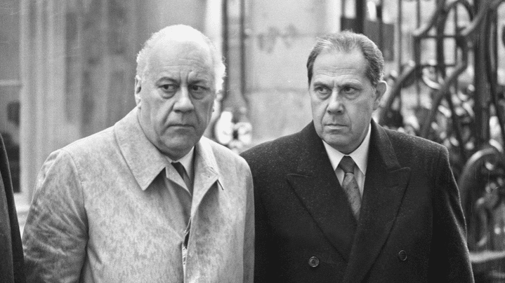 Robert Pandraud (G), ministre délégué à la sécurité et Charles Pasqua (D), ministre de l'Intérieur, à une cérémonie au ministère, le 25 mars 1986. (DANIEL JANIN / AFP)