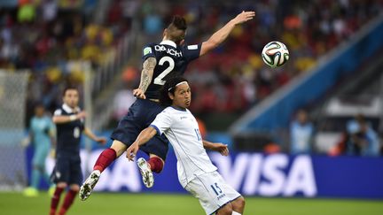 Mathieu Debuchy &agrave; la lutte avec le joueur du Honduras Roger Espinoza, dimanche 15 juin &agrave; Porto Alegre (Br&eacute;sil). (RODRIGO BUENDIA / AFP)