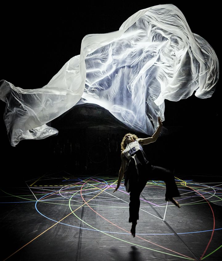 Une danseuse de la compagnie de la chorégraphe et danseuse Anne Teresa De Keersmaeker, "Rosas", lors du spectacle "Exit Above" au 77e Festival d'Avignon. (CHRISTOPHE RAYNAUD DE LAGE)