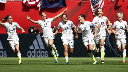 Les Am&eacute;ricaines viennent de nouveau de marquer un but en finale de la Coupe du monde de football, contre les Japonaises, le 5 juillet 2015 &agrave; Vancouver (Canada).&nbsp; (MICHAEL CHOW / REUTERS)