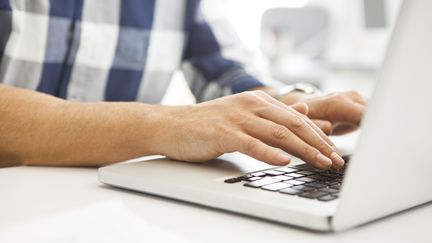 Si certains arrivent &agrave; d&eacute;crocher un job gr&acirc;ce &agrave; P&ocirc;le emploi, de plus en plus de Fran&ccedil;ais se tournent vers des sites internet pour trouver un contrat. (PHOTOALTO /SIGRID OLSSON / GETTY IMAGES)