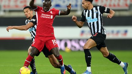 Sadio Mané pris dans la tenaille de Newcastle (STU FORSTER / POOL)