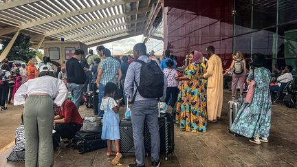 Des citoyens européens patientent à l'aéroport de Niamey (Niger), le 2 août 2023, en attendant d'être évacués après le putsch militaire qui a déstabilisé le pays. (STANISLAS POYET / AFP)