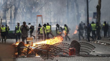 Une barricade érigée par des manifestants à Paris le 8 décembre 2018. (LEON TANGUY / MAXPPP)