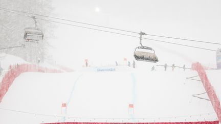 La neige et le brouillard perturbent la Coupe du monde de ski (JOHANN GRODER / APA)