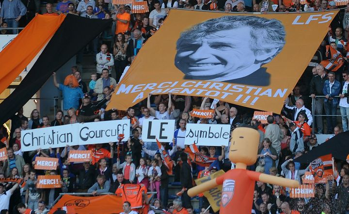 Les supporters de Lorient rendent hommage &agrave; l'entra&icirc;neur Christian Gourcuff, lors du match contre Lille, le 17 mai 2014.&nbsp; (JEAN-SEBASTIEN EVRARD / AFP)