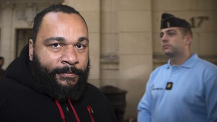 L'humoriste controvers&eacute;&nbsp;Dieudonn&eacute; Mbala Mbala au palais de justice de Paris, le 13 d&eacute;cembre 2013. (JOEL SAGET / AFP)