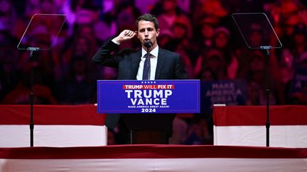 Le comédien américain Tony Hinchcliffe s’exprime lors d’un rassemblement pour le candidat républicain à la présidentielle Donald Trump, au Madison Square Garden de New York, le 27 octobre 2024. (ANGELA WEISS / AFP)