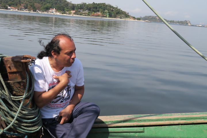 Le militant écologiste Sergio Ricardo, de l'association Baia Viva, lors d'une sortie en baie de Guanamara, à Rio de Janeiro (Brésil), le 7 août 2016. (PIERRE GODON / FRANCETV INFO)