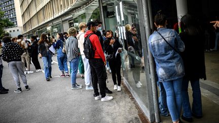 Au collège et au lycée, seuls les élèves non-vaccinés seront renvoyés chez eux durant sept jours, dès la détection d'un cas positif dans leur classe.&nbsp;Ils sont bien plus contaminés, et transmetteurs du Covid que les élèves vaccinés, selon&nbsp;plusieurs études scientifiques. (CHRISTOPHE ARCHAMBAULT / AFP)