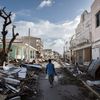 Un homme marche au milieu des dégâts causés par l'ouragan Irma à Marigot (Saint-Martin, France), le 8 septembre 2017. (MARTIN BUREAU / AFP)