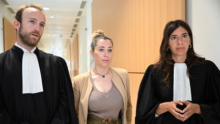 Magali Berdah (au centre) entourée de deux de ses avocats au tribunal judiciaire de Paris le 10 mai 2023. (BERTRAND GUAY / AFP)