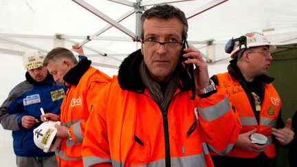 Le d&eacute;l&eacute;gu&eacute; CFDT de Florange participe &agrave; une mobilisation de salari&eacute;s d'ArcelorMittal, le 29 novembre 2012, devant le minist&egrave;re de l'Economie et des Finances, &agrave; Paris. (PRM/SIPA)