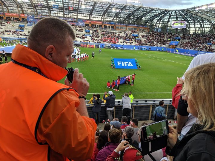 Le vigile habillé en orange qui a escorté le couple à la sortie du stade à Grenoble.&nbsp; (Petr Kuzmin)