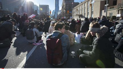 Des manifestants organisent un sitting contre le décret anti-immigratoire à Toronto, au Canada, lundi 30 janvier 2017. (FRANK GUNN/AP/SIPA / AP)