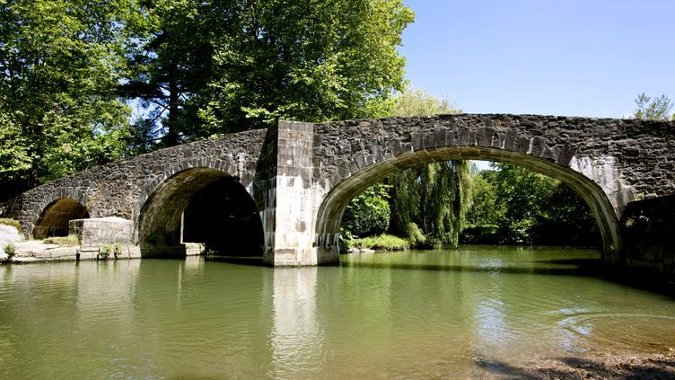 A Roman bridge over the Nivelle in Ascain, in the Pyrénées-Atlantiques, on May 8, 2020. (PHILIPPE ROY / PHILIPPE ROY)