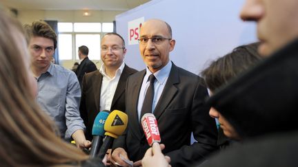 Le premier secr&eacute;taire du PS, Harlem D&eacute;sir, r&eacute;pond aux questions des journalistes apr&egrave;s avoir rencontr&eacute; de nouveaux adh&eacute;rents &agrave; Limoges, le 5 avril 2013. (PASCAL LACHENAUD / AFP)