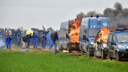 Des affrontements entre manifestants et gendarmes, le 25 mars 2023 à Sainte-Soline (Deux-Sèvres). (PASCAL LACHENAUD / AFP)