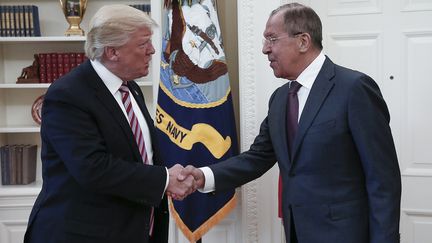 Le président américain Donald Trump serre la main de Sergueï Lavrov, le ministre des Affaires étrangères russe, le 10 mai 2017 dans le Bureau ovale de la Maison Blanche à Washington (Etats-Unis). (MINISTERE RUSSE DES AFFAIRES ETRANGERES / AFP)