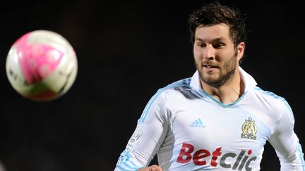 La justice s'int&eacute;resse &agrave; de possibles man&oelig;uvres autour d'un projet de transfert de l'attaquant marseillais Andr&eacute;-Pierre Gignac, ici lors du match Bordeaux-Marseille, le 21 avril 2012. (NICOLAS TUCAT / AFP)