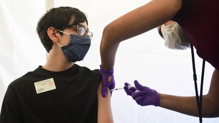 Un adolescent vacciné contre le Covid-19 à Los Angeles (Californie), le 13 mai 2021. (FREDERIC J. BROWN / AFP)