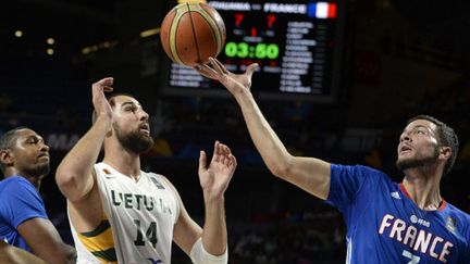 Evan Fournier à la lutte avec Jonas Valanciunas (GERARD JULIEN / AFP)